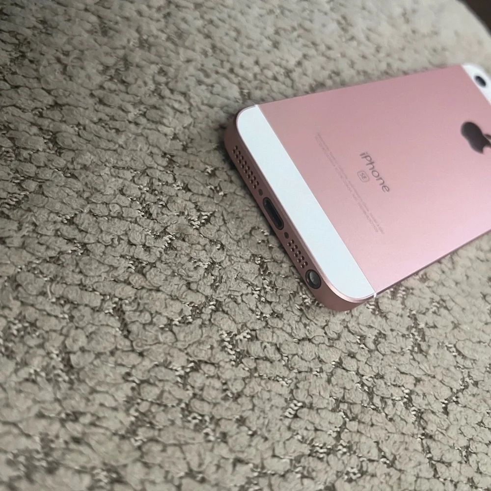 Apple iPhone SE 64gb 1 gen rose gold mint condition factory unlocke